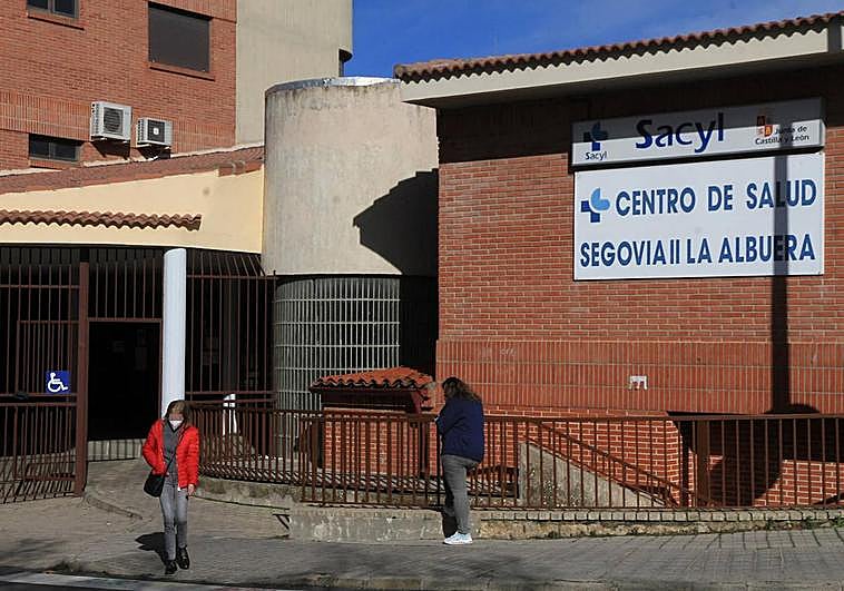 Los médicos abren un hueco laboral «muy limitado» a los facultativos sin especialidad